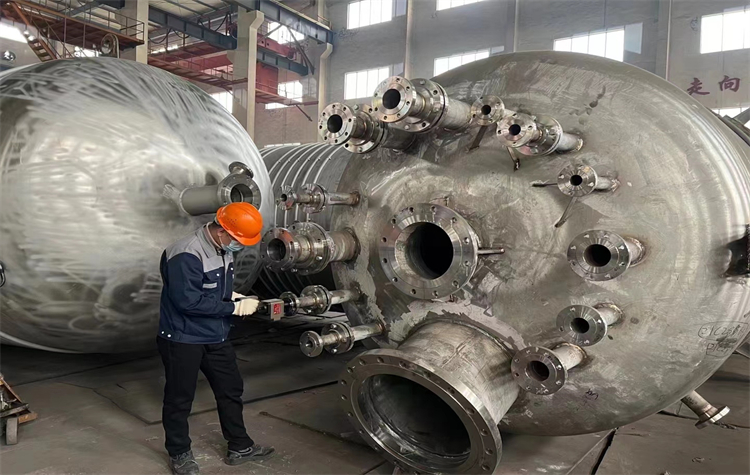 Trabalho manual de faceamento de flange em embarcação