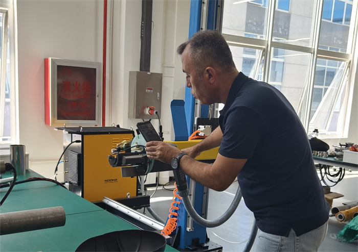 Um cliente da Turquia visitou a loja e viu os produtos de soldagem de tubo a espelho de tubo.