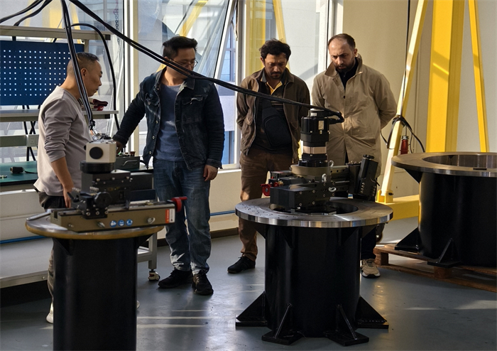 Clientes do Azerbaij&atilde;o visitaram a NODHA para inspecionar a m&aacute;quina de faceamento de flanges de 3 metros.