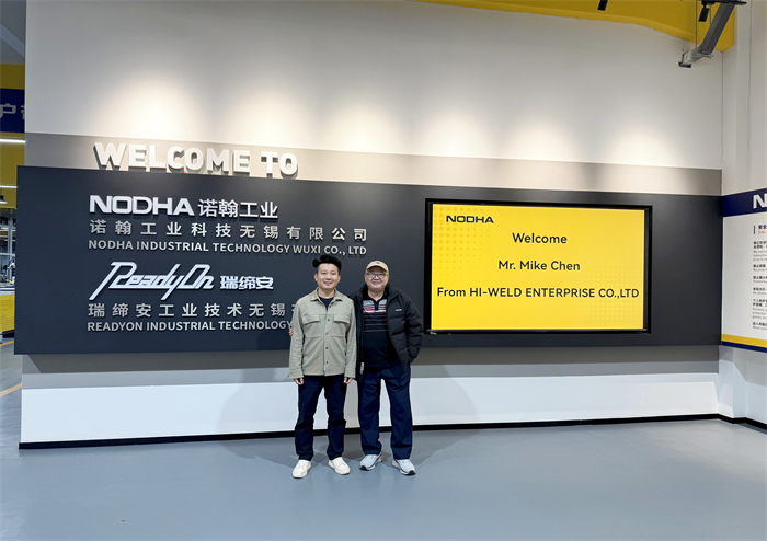 Um grupo de clientes de Taiwan visitou