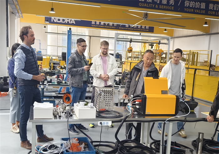 Clientes do M&eacute;xico e da R&uacute;ssia visitam o pa&iacute;s simultaneamente.